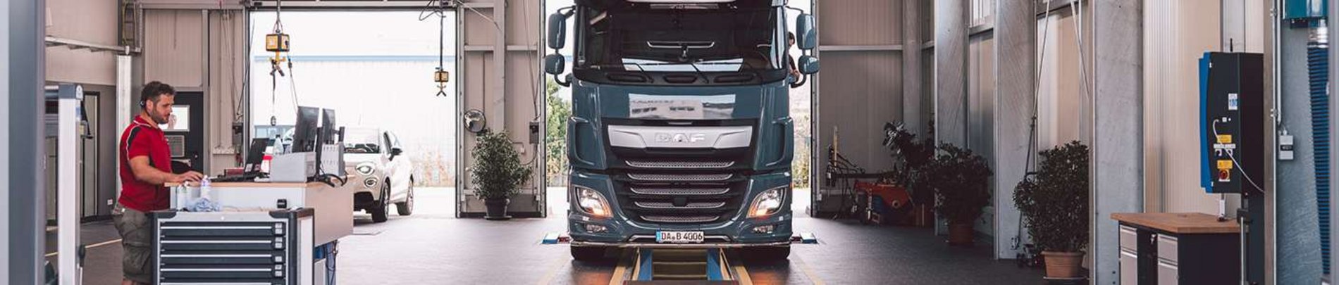GTÜ-Prüfstelle für Nutzfahrzeuge – Lkw bei Hauptuntersuchung auf dem Prüfstand